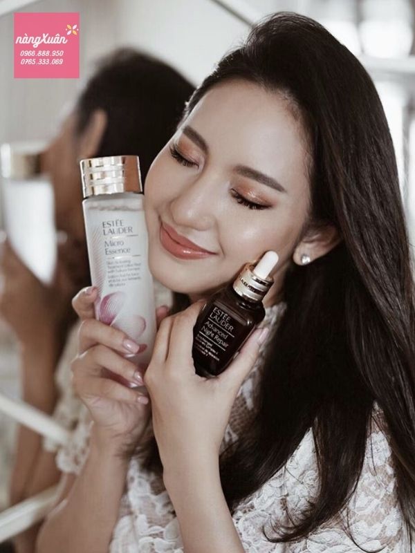 Nước thần Estee Lauder hoa anh đào giúp làm dịu và lành các vết mụn