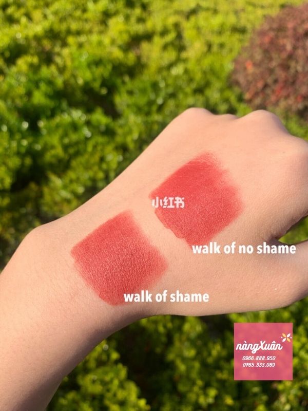 Ảnh swatch son CT Walk Of No Shame dưới ánh nắng 